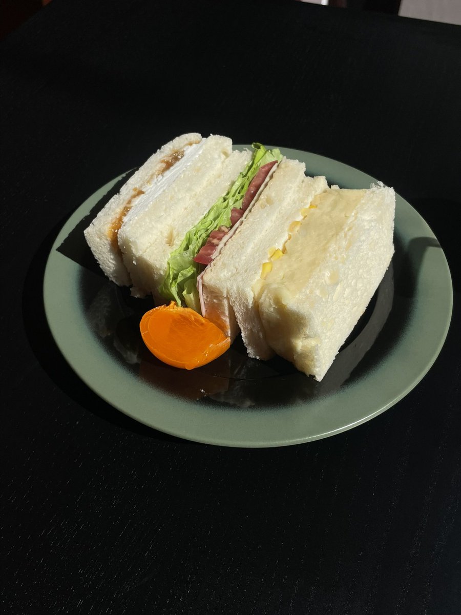 sandwicharchive's tweet photo. 창천동 콜린모리스, 3가지 샌드위치. 

이름대로 3가지의 샌드위치를 종류별로 맛볼 수 있어서 좋았다. 
리코타 치즈와 자두잼, 햄과 치즈, 감자와 옥수수 각각 다양한 조합으로 맛있게 먹었다. https://t.co/dOkYxgXssG