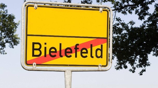 fcunion_es's tweet photo. El Union visita mañana Bielefeld, un lugar que cuenta con la conspiración más surrealista del país en la que se defiende que esta ciudad no existe

No te pierdas este curioso hilo en la previa del duelo de DFB Pokal 👇 https://t.co/PYCDLqTfWD
