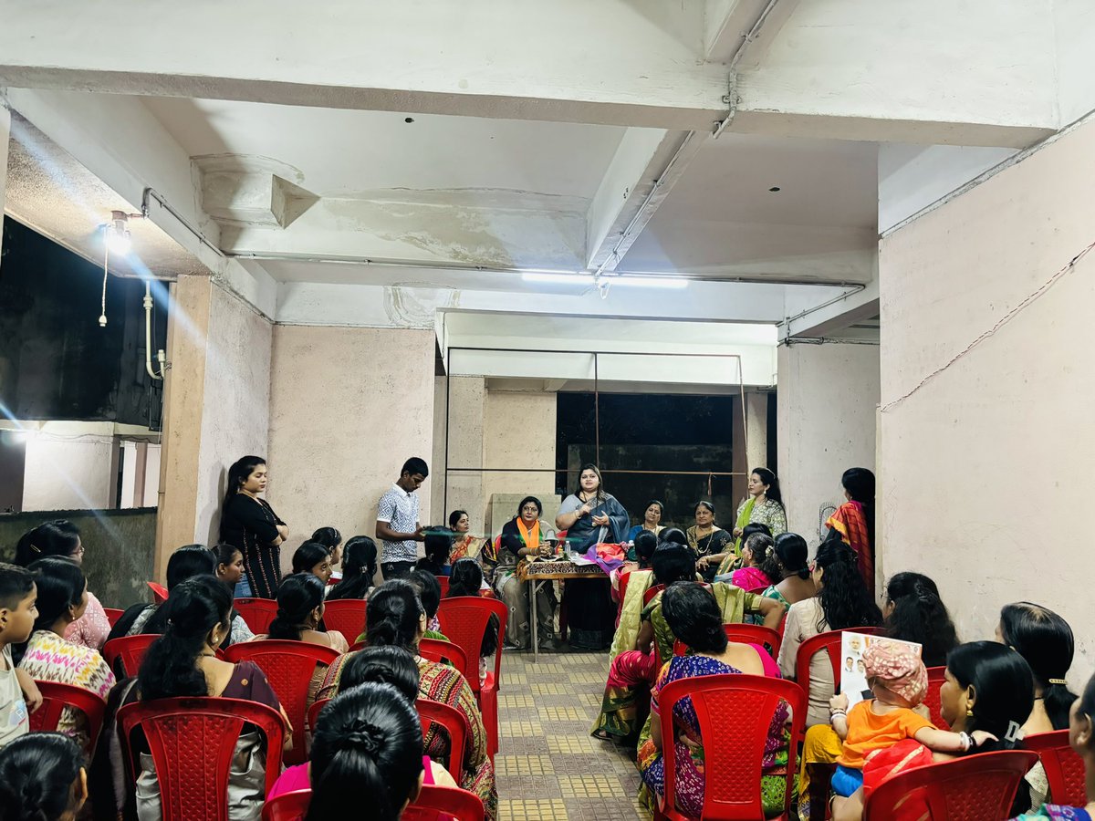 SunitaTaware's tweet photo. भिवंडी विधानसभा महायुतीचे लोकप्रिय उमेदवार श्री. महेशजी चौघुले ह्याच्या प्रचारा संदर्भात ब्राह्मण आळी येथे मयुरेश दर्शन आणि कल्याणी रेसिडेन्सी अश्या दोन इमारतीच्या रहिवाशी बरोबर निवडणूक संदर्भात चर्चा करण्यात आली. https://t.co/9sbnfyJGrc