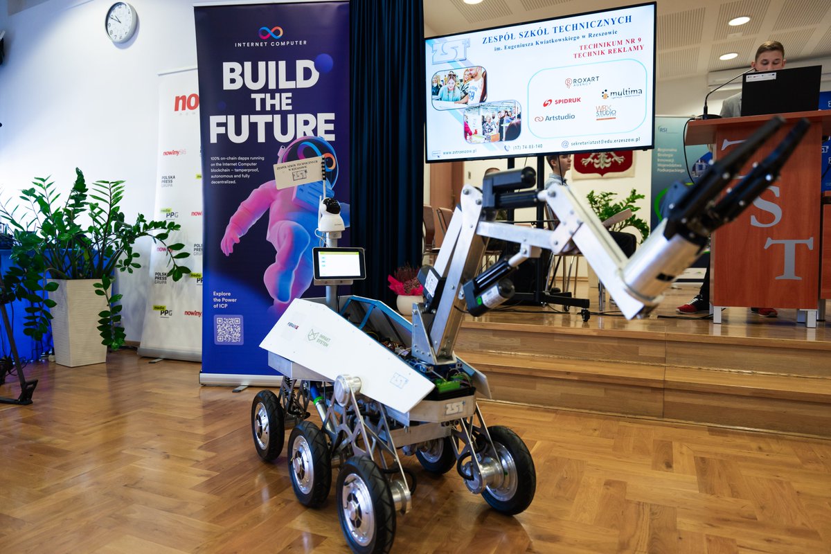 ICPHUB_PL's tweet image. W tamtym tygodniu oficjalnie rozpoczęliśmy współpracę z Zespołem Szkół Technicznych w Rzeszowie! 📚

Podczas konferencji &quot;Biznes dla edukacji – edukacja dla biznesu&quot; nasz CEO @magic_orwash, dyrektor szkoły Eugeniusz Bury i Wiceprezydent Rzeszowa Krzysztof Stańko złożyli podpisy,…