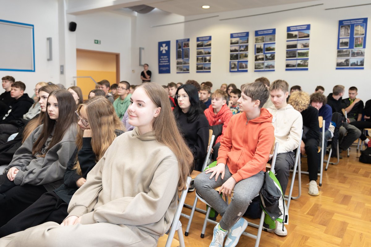 ICPHUB_PL's tweet image. W tamtym tygodniu oficjalnie rozpoczęliśmy współpracę z Zespołem Szkół Technicznych w Rzeszowie! 📚

Podczas konferencji &quot;Biznes dla edukacji – edukacja dla biznesu&quot; nasz CEO @magic_orwash, dyrektor szkoły Eugeniusz Bury i Wiceprezydent Rzeszowa Krzysztof Stańko złożyli podpisy,…