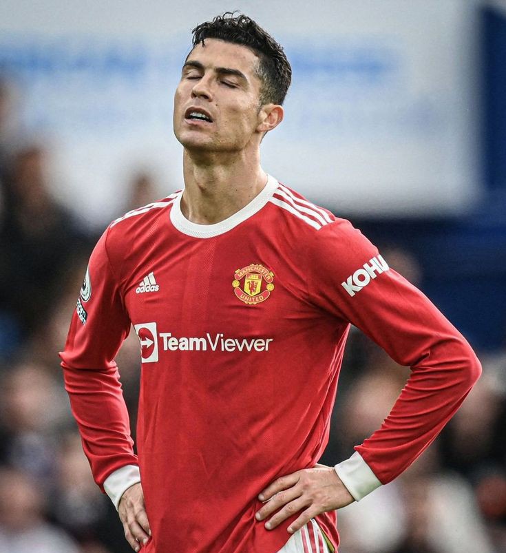 centregoals's tweet photo. 🚨🚨| When Ronaldo was first ordered to train away from Manchester United's first team, staff STOPPED him from entering the dressing room to get his trainers... 

The standoff ended only after he asked an academy player to retrieve them for him, with several senior players seeing the ban as unnecessary humiliation. 

[@RobDawsonESPN]