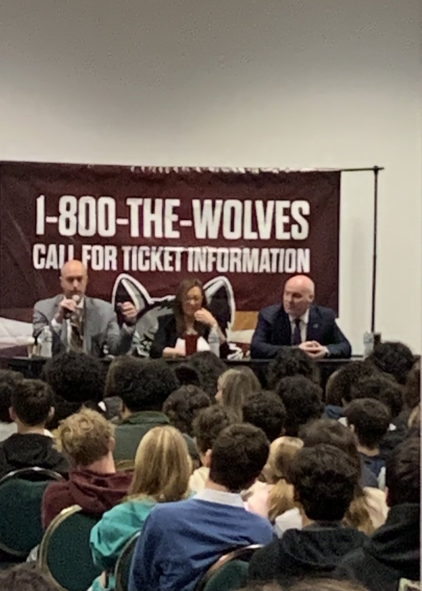 Introduction to Business students learning about the Business of Sports from the <a href="/Chicago_Wolves/">Chicago Wolves</a> and NNHS alum Mark Abernethy #nnhsbusiness <a href="/NNHSCTE/">NNHS CTE</a> 
Thanks to <a href="/tamorenus/">Terry Morenus</a> for joining us