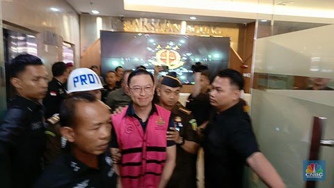 Kronologi Ditetapkannya Tom Lembong Jadi Tersangka Korupsi Impor Gula

1. Bahwa berdasarkan rapat koordinasi antar kementerian tepatnya yang dilaksanakan 15 Mei 2014 telah disimpulkan bahwa Indonesia mengalami surplus gula sehingga tidak perlu melakukan impor.

2. Akan tetapi