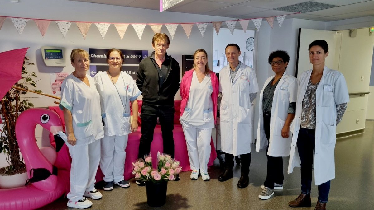 📷​Retour en images de la distribution de rose au sein du service oncologie et gynécologie de l'hôpital de La Rochelle. 🌹