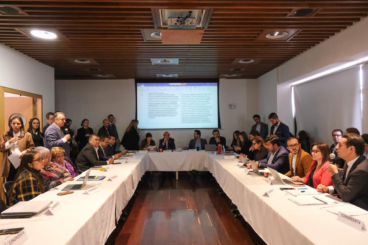 #AEstaHora la gobernadora <a href="/RafaelaCortesZ/">Rafaela Gobernadora</a> <a href="/GobMeta/">Gobernación del Meta</a> y nuestro director ejecutivo, <a href="/DidierTaveraA/">Didier Tavera</a>, participan en la reunión de Coordinadores y Ponentes del proyecto de ley No. 367/2024 <a href="/CamaraColombia/">Cámara de Representantes de Colombia</a> y No. 284/2024 <a href="/SenadoGovCo/">Senado de la República 🇨🇴</a>, por el cual se decreta el presupuesto del Sistema