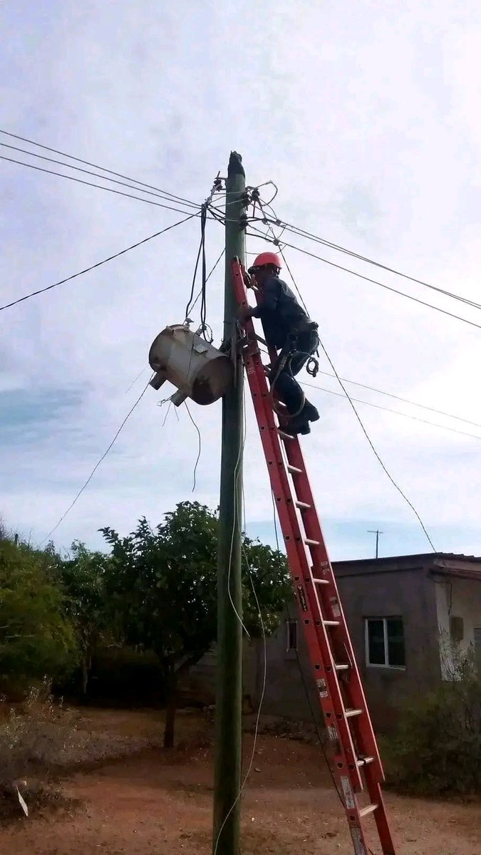 Continúan las brigadas de linieros de Holguín junto a la de #Maisí en el restablecimiento del servicio eléctrico. #GenteQueSuma