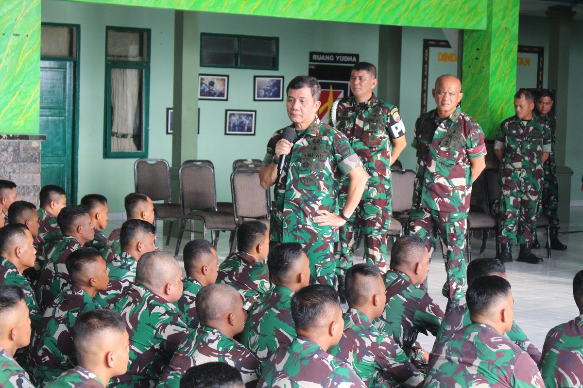 Kodam_1BB's tweet photo. Pangdam I/BB Minta Prajurit Jaga Nama Baik Yonif 136/Tuah Sakti

Batam - Pangdam I/Bukit Barisan Mayjen TNI Mochammad Hasan meminta seluruh Prajurit Yonif 136/Tuah Sakti untuk terus menjaga nama baik satuan dengan menghindari pelanggaran sekecil apapun terutama terkait narkotika. https://t.co/27SzyK7uJd