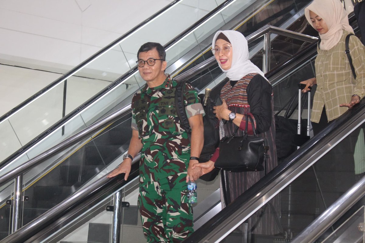 Kodam_1BB's tweet photo. Pangdam I/BB Minta Prajurit Jaga Nama Baik Yonif 136/Tuah Sakti

Batam - Pangdam I/Bukit Barisan Mayjen TNI Mochammad Hasan meminta seluruh Prajurit Yonif 136/Tuah Sakti untuk terus menjaga nama baik satuan dengan menghindari pelanggaran sekecil apapun terutama terkait narkotika. https://t.co/27SzyK7uJd