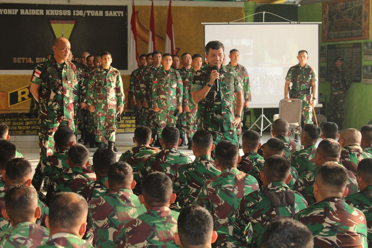 Kodam_1BB's tweet photo. Pangdam I/BB Minta Prajurit Jaga Nama Baik Yonif 136/Tuah Sakti

Batam - Pangdam I/Bukit Barisan Mayjen TNI Mochammad Hasan meminta seluruh Prajurit Yonif 136/Tuah Sakti untuk terus menjaga nama baik satuan dengan menghindari pelanggaran sekecil apapun terutama terkait narkotika. https://t.co/27SzyK7uJd