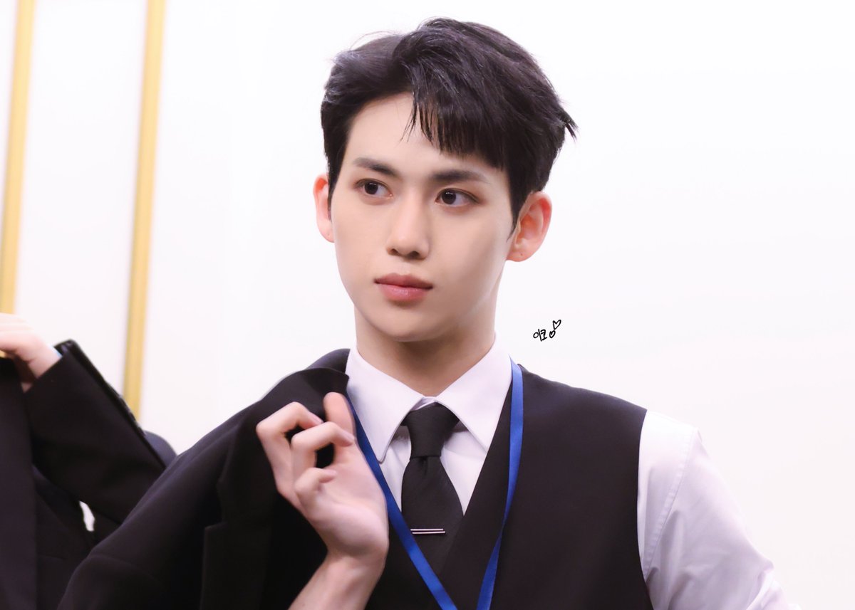 OZOZIB's tweet photo. 우리팀 곰도리 생일추카합니다🐻❤️

#DRIPPIN #드리핀 #황윤성 #HWANGYUNSEONG
#가을이_외롭지않게_태어나준_윤성아_생일축하해
#Love_is_always https://t.co/WWlUQR7FvF