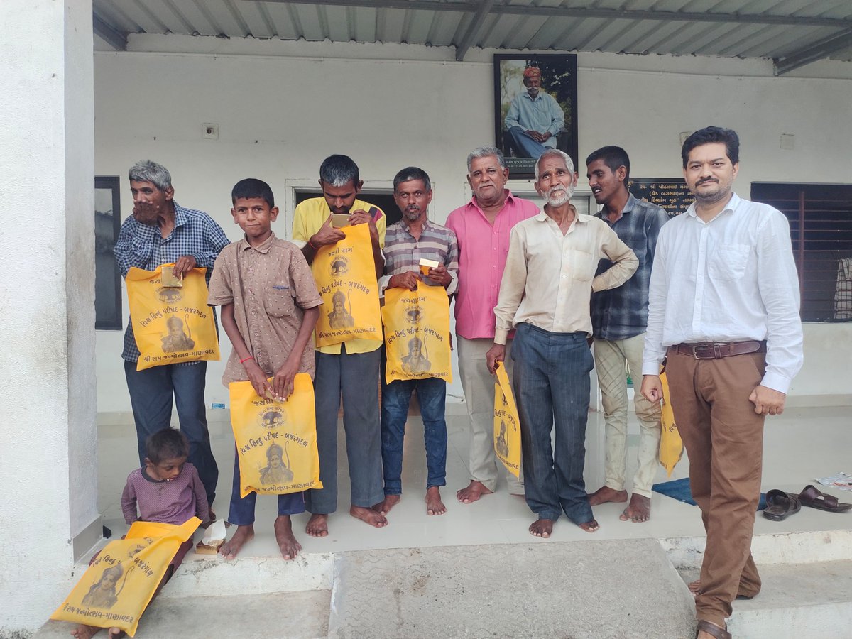 Kiritbhai_Patel's tweet photo. આજ રોજ  જૂનાગઢ જિલ્લાના ભાજપ  ના આગેવાનો અને કાર્યકર્તાઓ  દ્વારા ગરીબ લોકો દિપાવલી નો પર્વ ઉત્સાહ અને ઉમંગ થી ઉજવી શકે તેવા સેવાકીય હેતુથી સ્લમ વિસ્તારમાં દિવાળીના પર્વને અનુલક્ષીને વિવિધ ગામોમા જરૂરિયાત મંદ લોકોને વસ્ત્રદાન, મીઠાઈ તથા ફટાકડા વિતરણ કરવામાં આવ્યું. આ ભેટ આપનાર અને વિતરણ કરનાર સર્વે કાર્યકરો ને ખુબ ખુબ અભિનંદન અને વંદન.