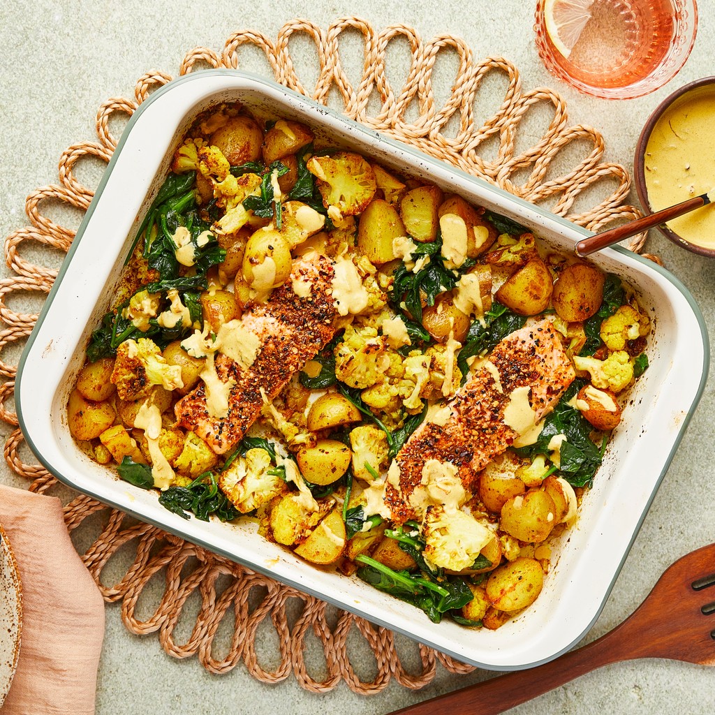 SimplyCookcom's tweet image. Easy, comforting, and oh-so-speedy! 😍 Traybake recipes are here to save the day (and your weeknights) 🍽

💫 Masala Salmon Traybake 
🌟 Chinese Chicken Traybake
✨ Chorizo &amp;amp; Gnocchi Bake 

🌱 We’ve also offer veggie versions for our plant-based friends. 

#SimplyCook #recipebox