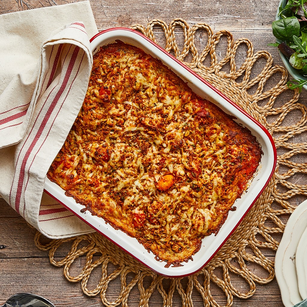 SimplyCookcom's tweet image. Easy, comforting, and oh-so-speedy! 😍 Traybake recipes are here to save the day (and your weeknights) 🍽

💫 Masala Salmon Traybake 
🌟 Chinese Chicken Traybake
✨ Chorizo &amp;amp; Gnocchi Bake 

🌱 We’ve also offer veggie versions for our plant-based friends. 

#SimplyCook #recipebox