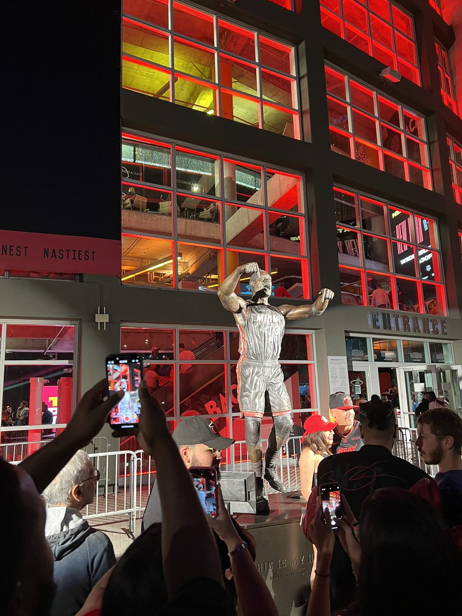 LuFromdade's tweet photo. Lu’s Statue Review👇
Yes the face is off & the mouth agape doesn’t help, but overall it’s PERFECT! The statue captures an iconic D-Wade moment & overlooks the city while reminding everyone that enters the Arena that it’s his house #HeatCulture #WadeCounty https://t.co/G0AbUBrEQP
