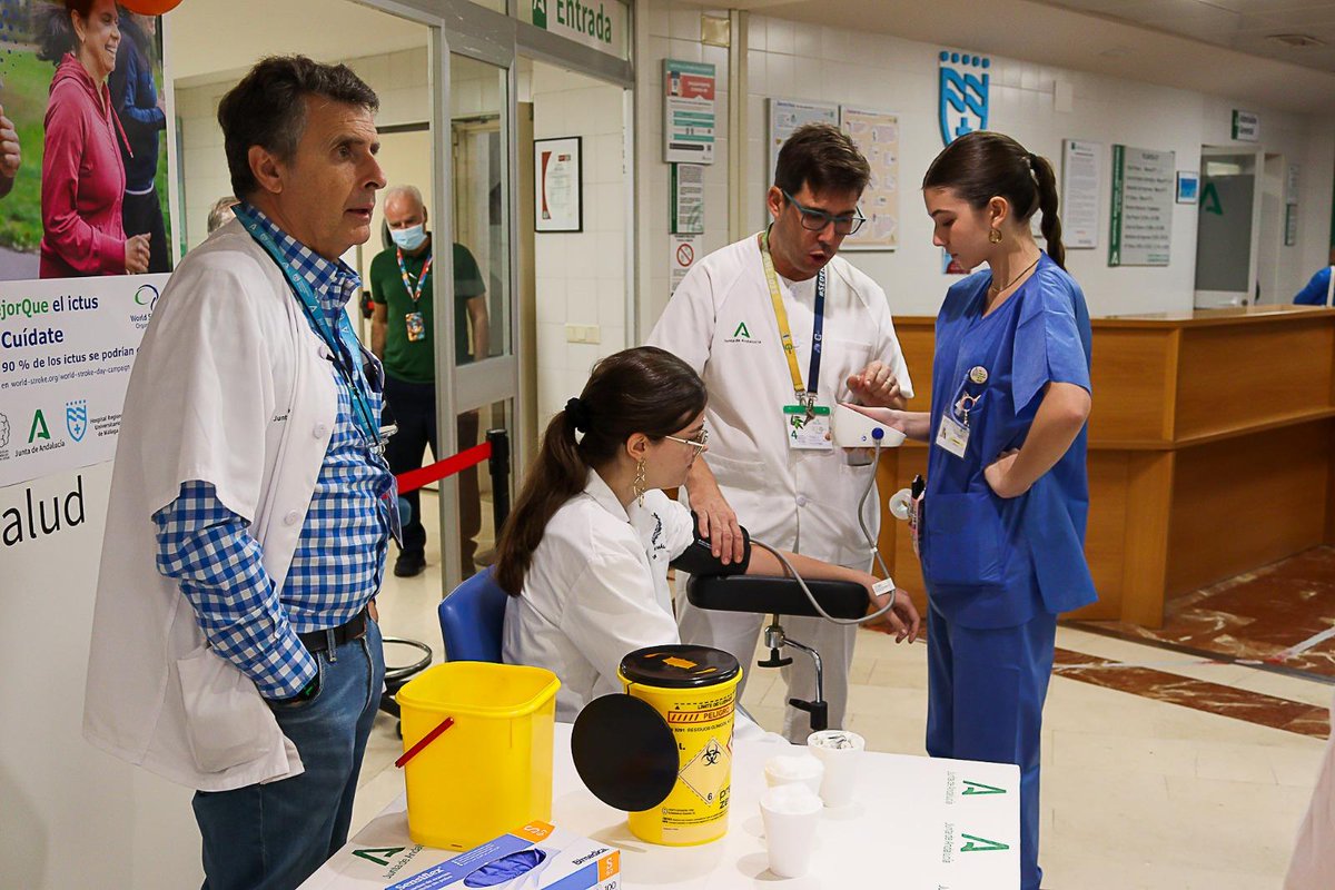 HRegionalMalaga's tweet photo. @MalagaJunta @saludand Te invitamos a acercarte e informarte sobre los síntomas y posibilidades de ayuda. 
📍​ Frente al pabellón B del Hospital General

Recordamos que el ictus es una emergencia médica que requiere atención inmediata. Actuar en las primeras 4 - 5 horas puede hacer la diferencia. 🧠 https://t.co/DTtj5SBGEL