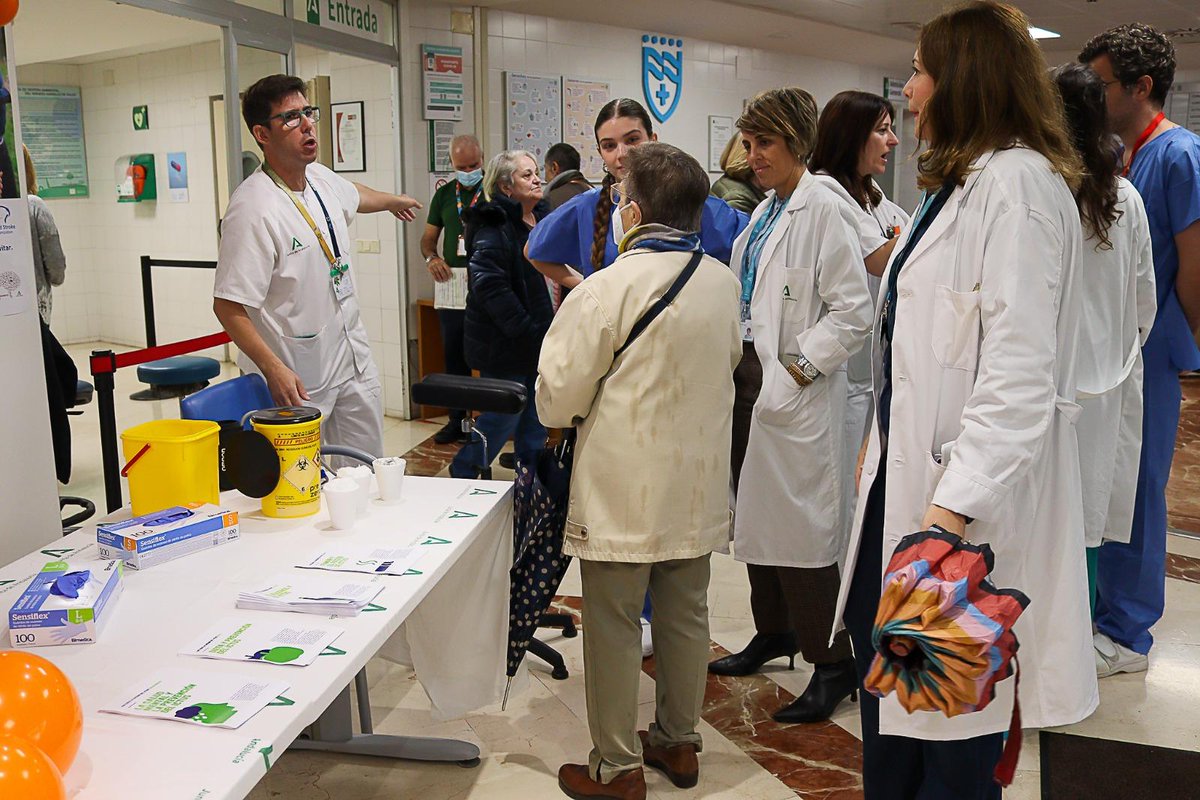 HRegionalMalaga's tweet photo. @MalagaJunta @saludand Te invitamos a acercarte e informarte sobre los síntomas y posibilidades de ayuda. 
📍​ Frente al pabellón B del Hospital General

Recordamos que el ictus es una emergencia médica que requiere atención inmediata. Actuar en las primeras 4 - 5 horas puede hacer la diferencia. 🧠 https://t.co/DTtj5SBGEL
