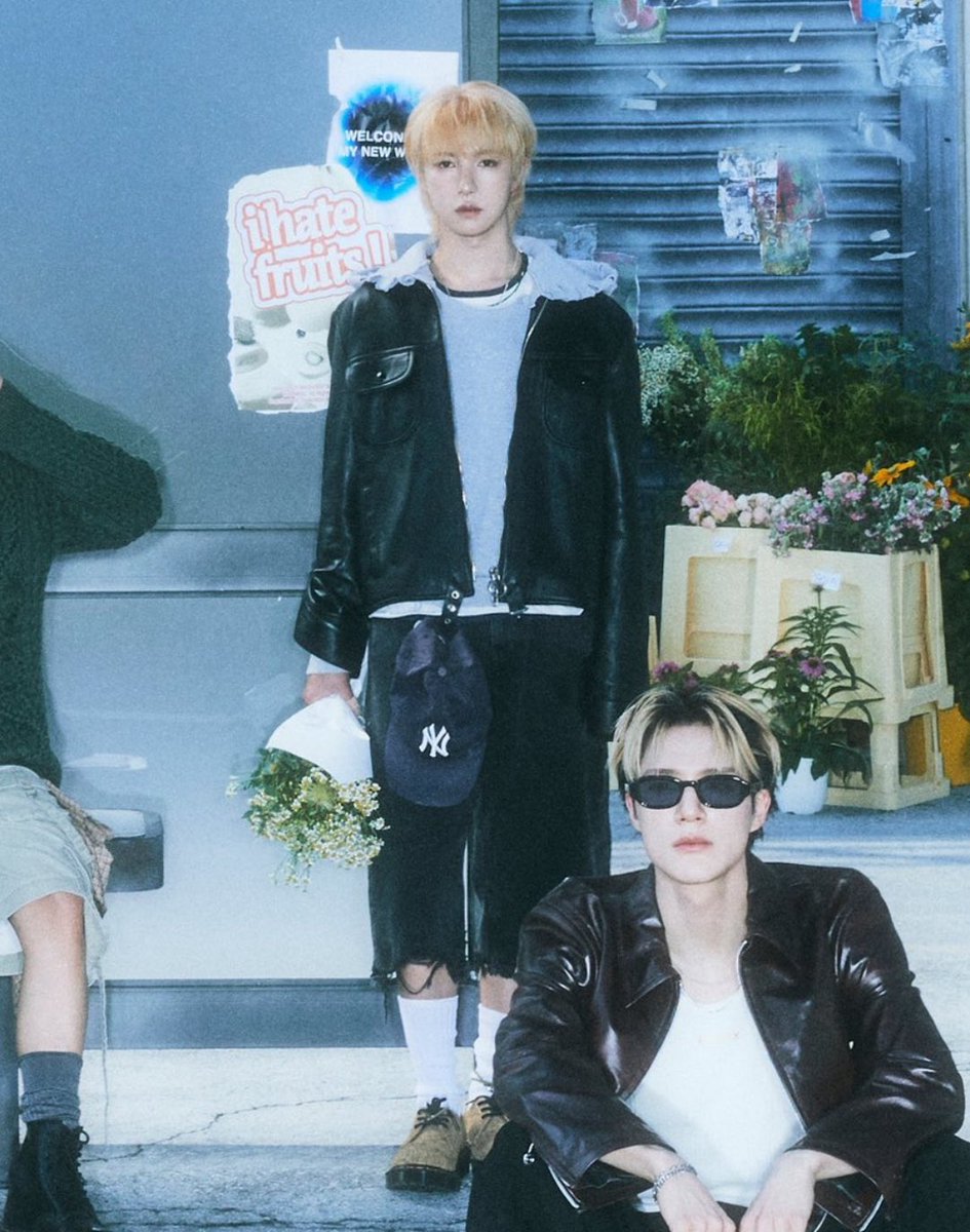 아니 쥔님 걍 또 꽃다발 들고 피규어마냥 서있는거 웃겨죽겠네