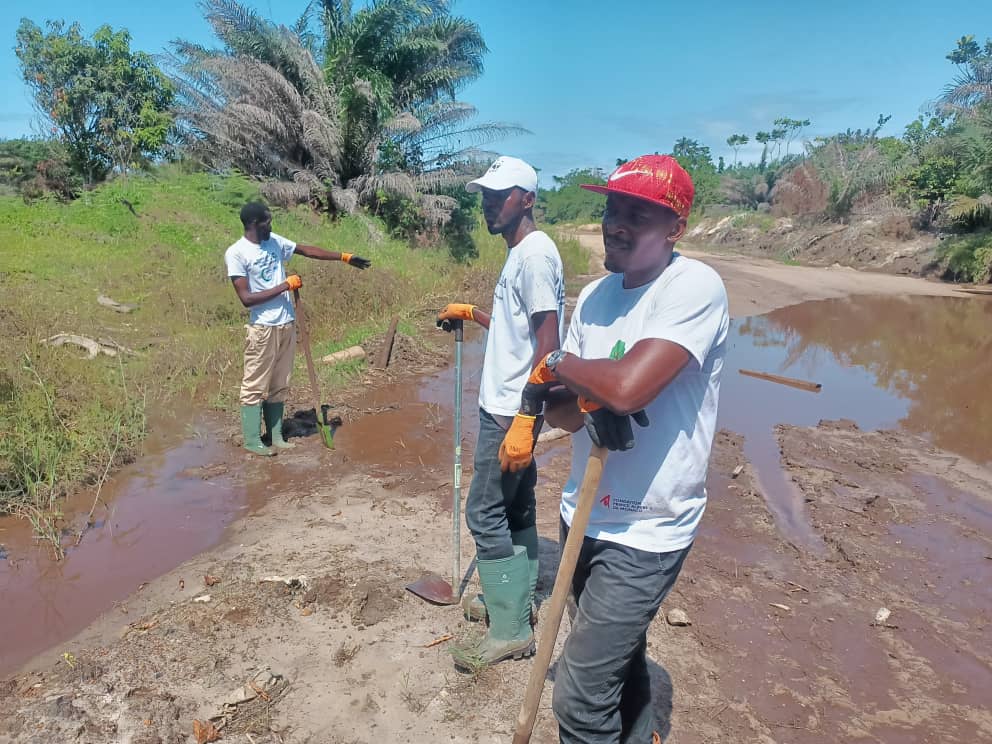 Nous étions obligés de créer des ouvertures autour des flaques à bolokobouet pour faciliter la circulation de l'eau sinon...on ne peut pas avancer. <a href="/oliguinguema/">Brice Clotaire Oligui Nguema</a> <a href="/goldmanprize/">The Goldman Environmental Prize</a>