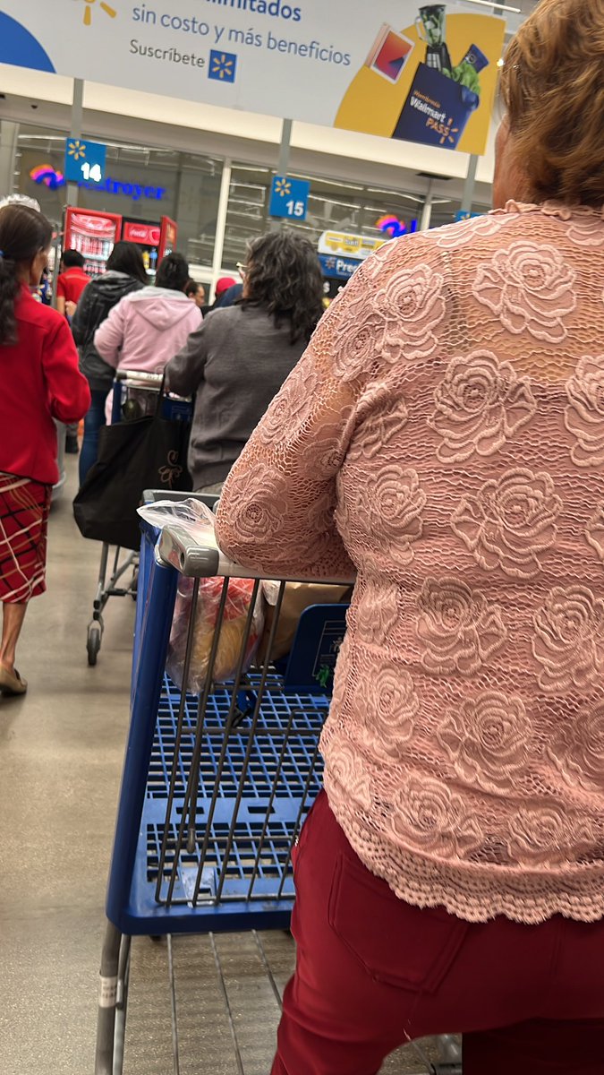 ivettepetite's tweet photo. @WalmartMexico solo una caja abierta y las de auto cobro, cada martes es lo mismo! Son la cadena que más $$$ gana en el país como para que tengan filas de 15 personas. https://t.co/YoxnaXo950