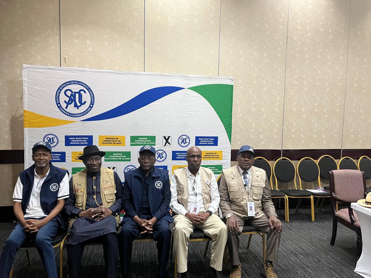 Addressing the Pre-election Debriefing Session with other Heads of International Election at the Avani Gaborone Hotel.

Present is H.E Goodluck Jonathan, Head of the African Union Election Observation Mission (AUEOM), Judge Jacob Mwambegele, Head of the Electoral Commissions