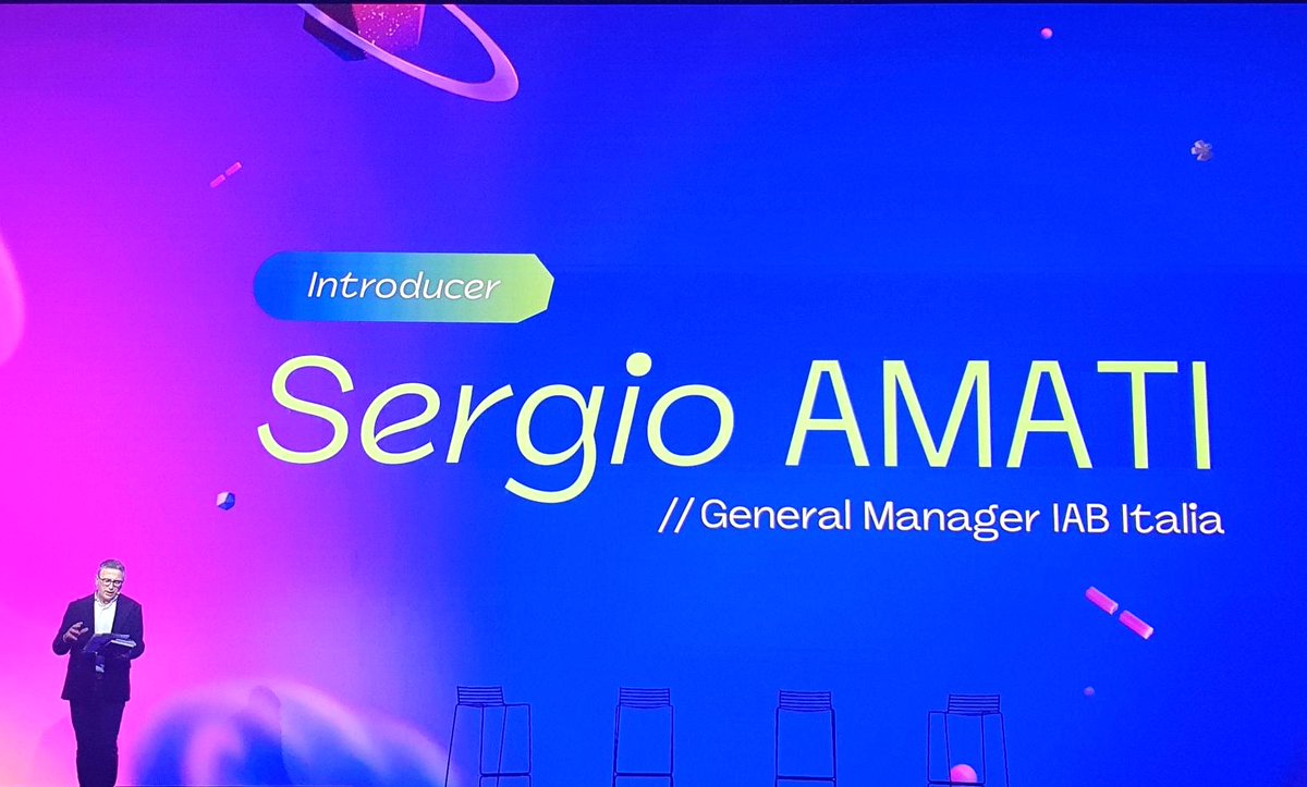 IABItalia's tweet photo. 🎤 Torna sul palco @samati2008 per svelarci il prossimo panel! Quale sarà l'argomento? 🌟
#INTERSECTIONS24
#MAINSTAGE https://t.co/fUvesySQHD