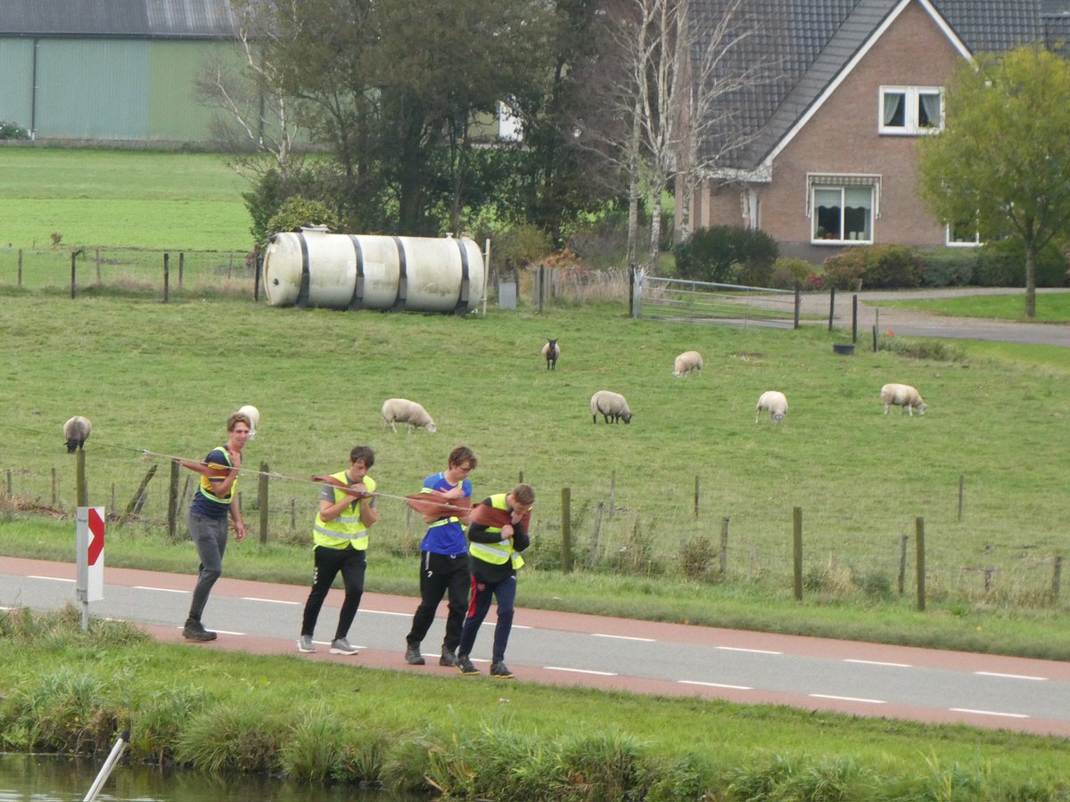 HanvRij's tweet photo. De ‘Avontuur’ passeert Hillegom en Beinsdorp op weg naar Warmond @Strontrace @ZeilvrtWarmond  #ringvaart https://t.co/MZACYbUC0Z