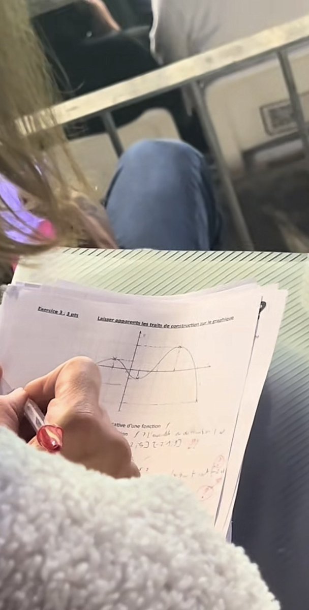 Footballogue's tweet photo. Corriger des copies en retard ou aller au stade pour voir l’OL jouer, cette prof de math a choisi de ne pas choisir et a corrigé les copies à la mi-temps. 😂 ❤️💙

(TikTok : lealerouge03) https://t.co/nRQIsLtQis