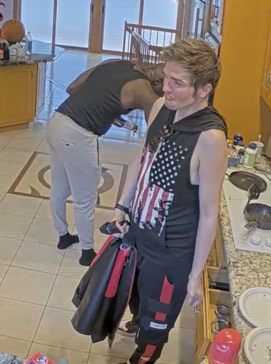 BurtPilled's tweet photo. Burt about to provide some NUTrition to Alex #burtpilled #burted #fishtanklive https://t.co/t3RyMuFbmb