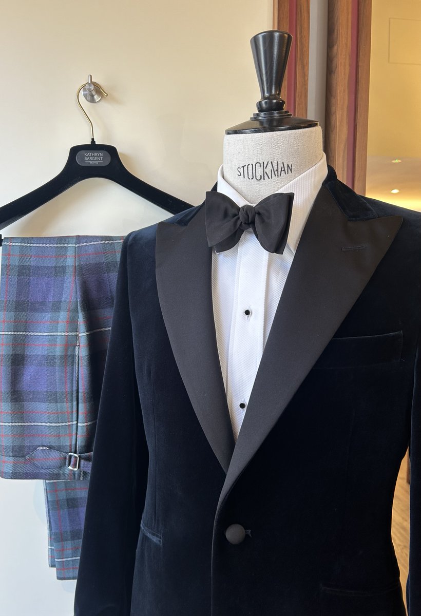 ksargentbespoke's tweet image. Perfect for party season, our classic midnight blue dinner jacket pairs impeccably with contemporary Hebridean tartan trousers and a sleek black silk bow tie and dress shirt. 

#KathrynSargent #dinnerjacket #tartantrousers #tailormade