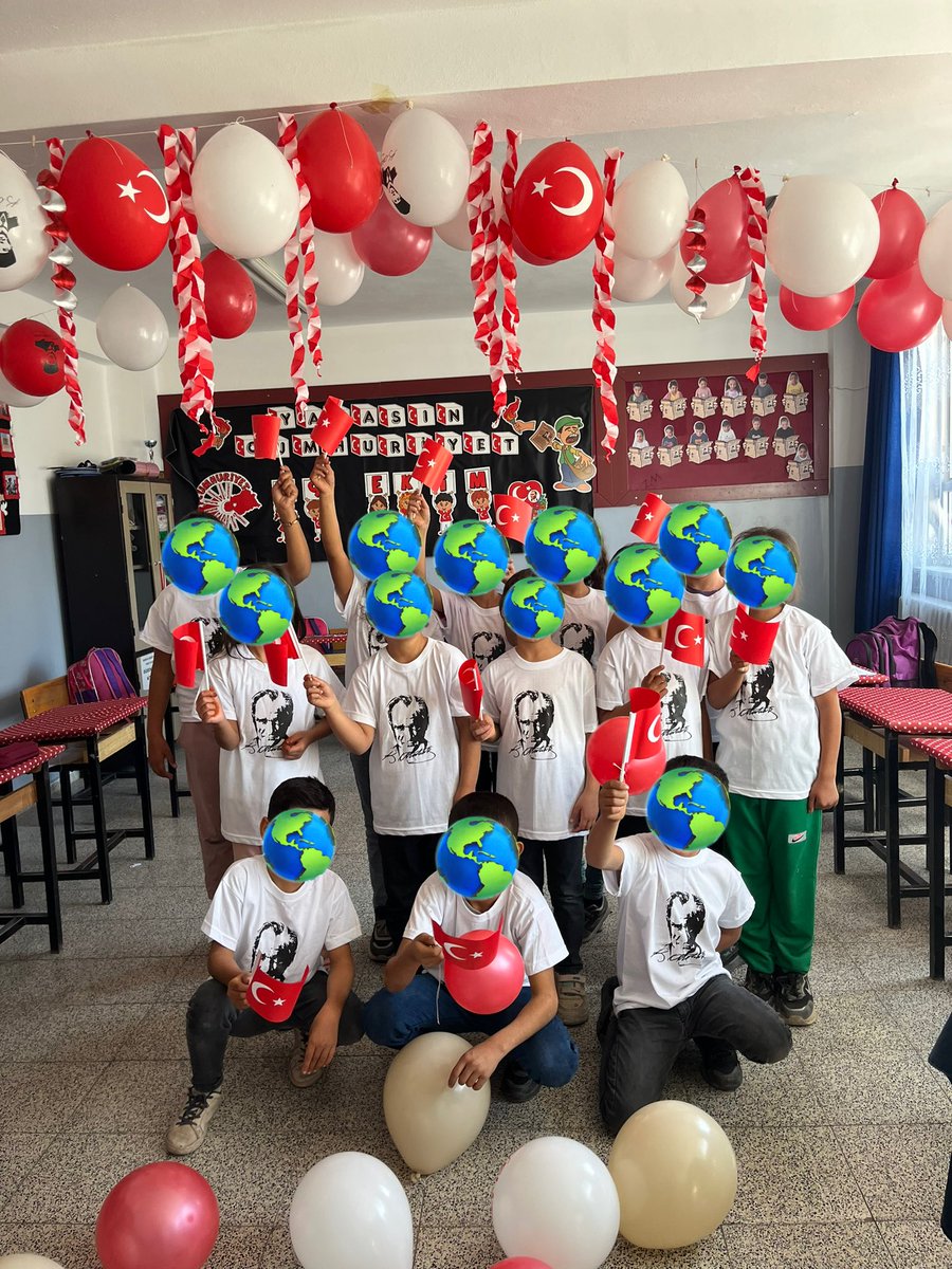 defneeeey's tweet photo. Her yıl aynı coşkuyla❤️🤍🇹🇷 https://t.co/BrfTqRTLDy