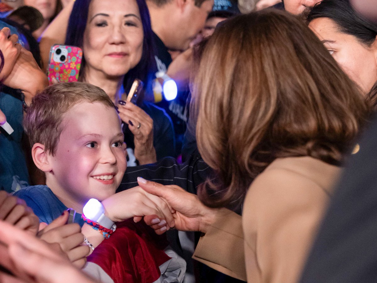 TheDemocrats's tweet photo. “The true measure of strength is based on who you lift up, not who you beat down.” —Vice President @KamalaHarris https://t.co/fbgW2Vi0ED