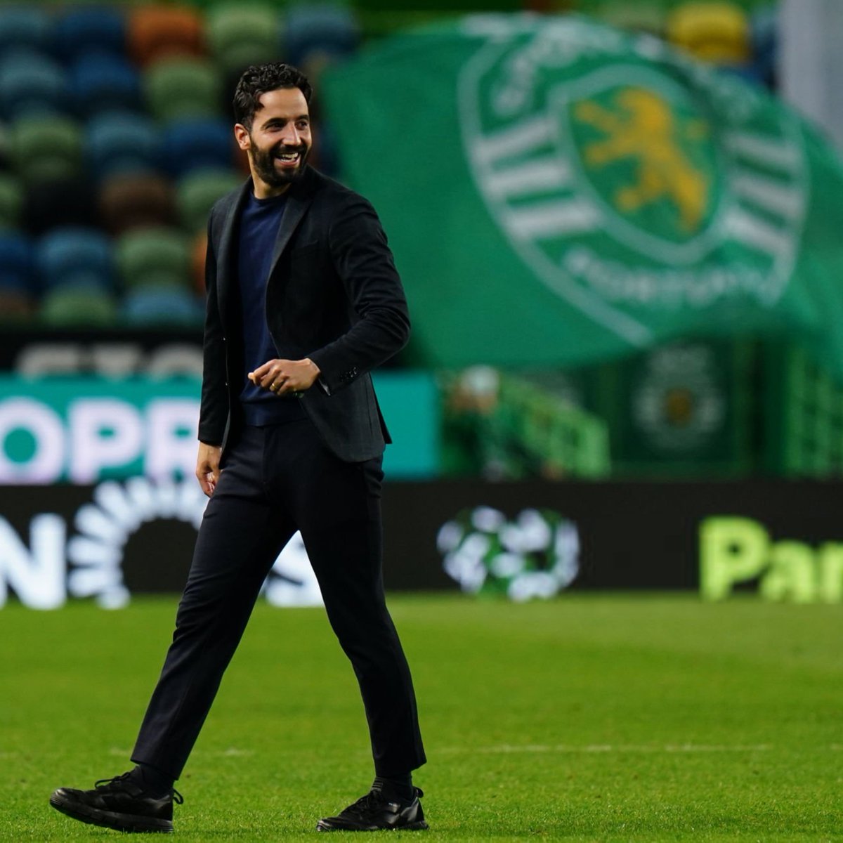 ManUnitedZone's tweet photo. Welcome to Manchester United, Rúben Amorim 🇵🇹🔴 https://t.co/TDWULX88Ox