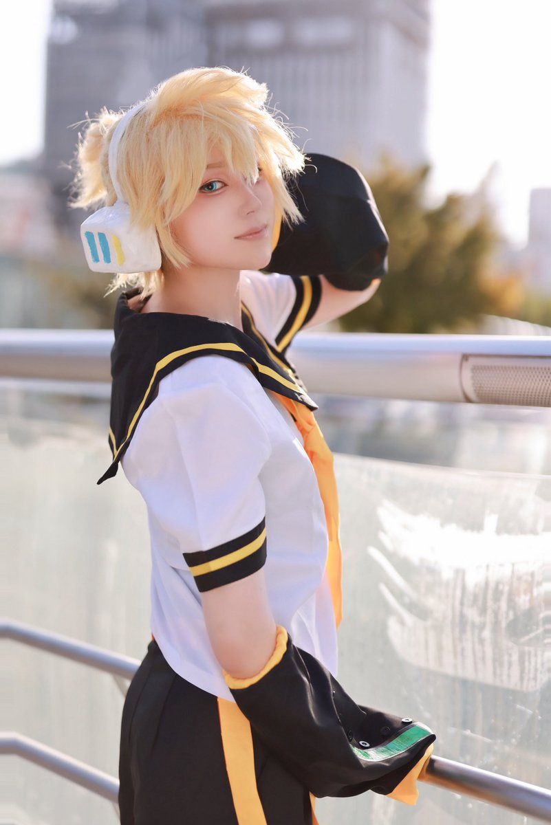 Sato_SIO_112's tweet photo. 【作品名】
VOCALOID

【キャラ名】
鏡音レン

【一言】
ヘッドホンが手作りで１から頑張りました！ポージングは夕日をいい感じに利用してすごく綺麗に撮って貰えました！

#コスモスナップ01
#コスモスナップ
#COSPLAYMODE https://t.co/HnSYMKlg6K