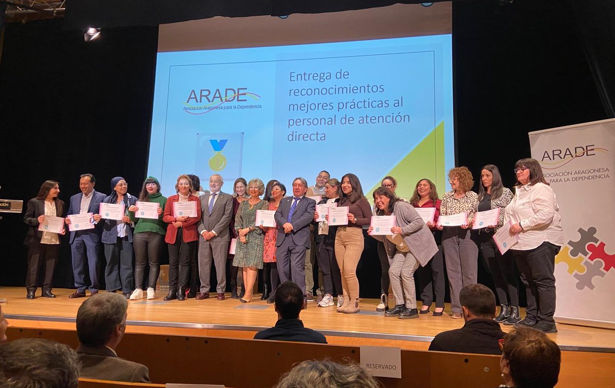 Esta mañana hemos asistido al acto de #ARADE "Nuestra nueva mirada": un reconocimiento a las buenas prácticas de los profesionales del sector de los cuidados 📜 👏  
¡Enhorabuena por este evento que pone en valor el modelo de Atención Centrado en la Persona! #ACP