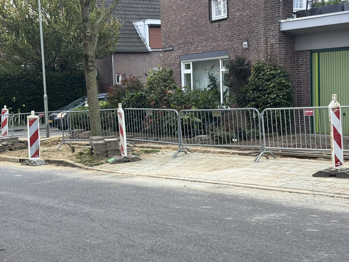 Inge_IKcc's tweet image. Hier oversteken. 
Het gat aan de overkant ligt beter?

Zowel links als rechts is de stoep opengebroken voor een sleuf van een meter diep. 
#logisch