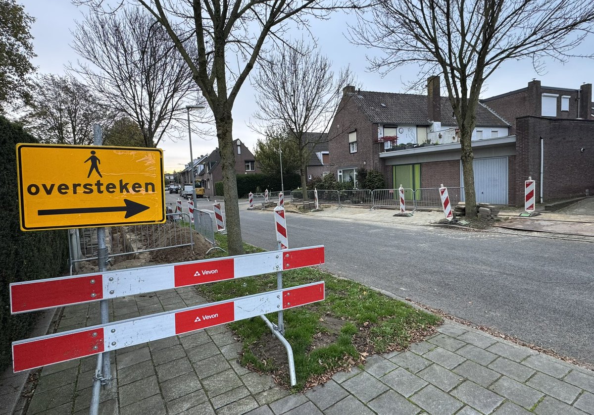 Inge_IKcc's tweet image. Hier oversteken. 
Het gat aan de overkant ligt beter?

Zowel links als rechts is de stoep opengebroken voor een sleuf van een meter diep. 
#logisch
