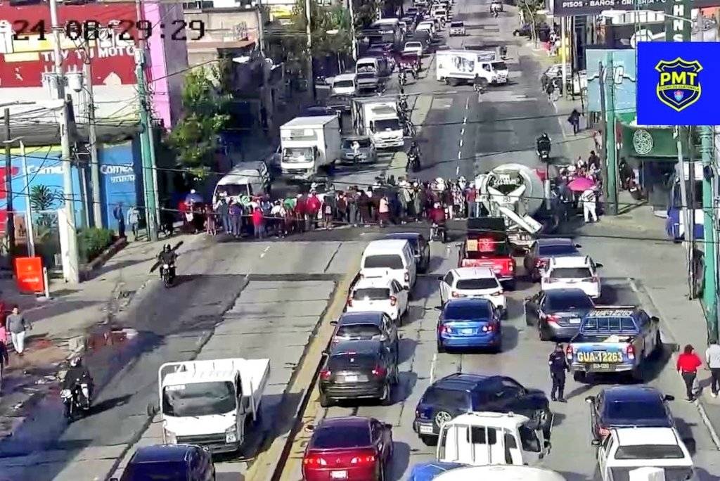 ElQueNews's tweet photo. #URGENTE protesta en contra de Bernardo Arévalo y Felix Alvarado. Autoridades Indígenas de Baja Verapaz bloquean Calle Martí a la altura de "La Parroquia", exigen al gobierno renuncia de Ministro de Comunicaciones y reparación de carreteras. https://t.co/pyKLvrPr8w