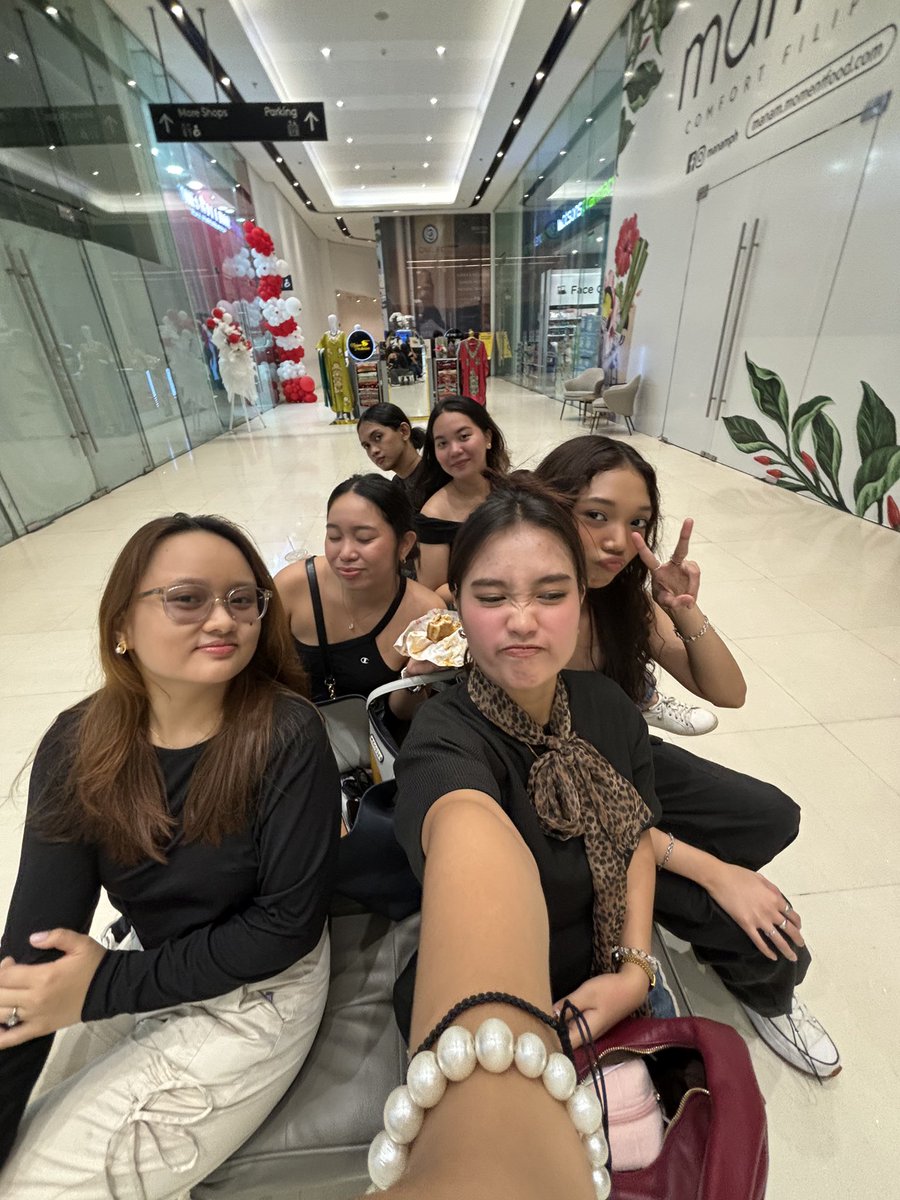 ernahanluvs's tweet photo. did u miss us? coz we missed u xoxo 💋 https://t.co/9V6O2iY8QO