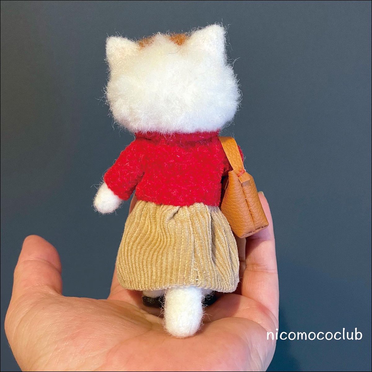 nicomococlub's tweet photo. 赤いセーターの白茶猫
#minneで販売中
#服着た猫
#ハンドメイド
#羊毛フェルト https://t.co/SRosZgQj2Z