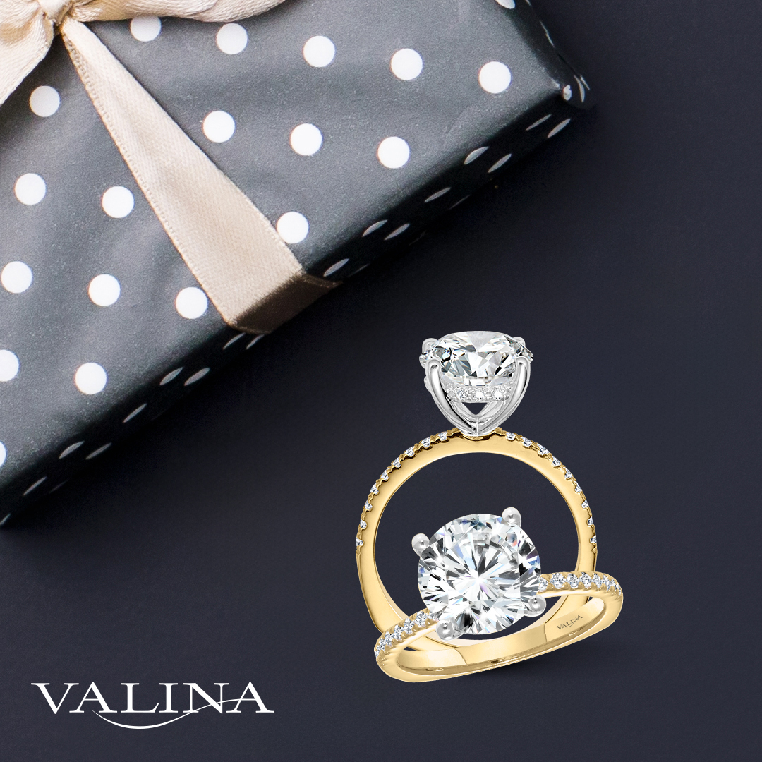 ValinaJewelry's tweet image. Turn heads with this stunning engagement ring—a true embodiment of elegance and charm. Crafted for those who are ready to dive in this holiday season. 💛

ecs.page.link/eWWpU

#rounddiamondring #rounddiamond #diamondband #engagementring #Valina #ValinaBridal