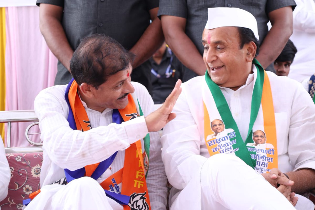 AnilDeshmukhNCP's tweet photo. आज तुमसर मोहाडी विधानसभा मतदारसंघाचे राष्ट्रवादी काँग्रेस शरदचंद्र पवार पक्षाचे अधिकृत उमेदवार चरण वाघमारे यांनी उमेदवारी अर्ज दाखल केला. यावेळी उपस्थित राहून, त्यांच्या प्रचारार्थ आयोजित विजय संकल्प सभेला संबोधित केले. तसेच या निवडणुकीत महाविकास आघाडीचे सरकार राज्यात पुन्हा आणण्यासाठी वाघमारे यांना विधानसभेत पाठविण्याचे आवाहन यावेळी केले.