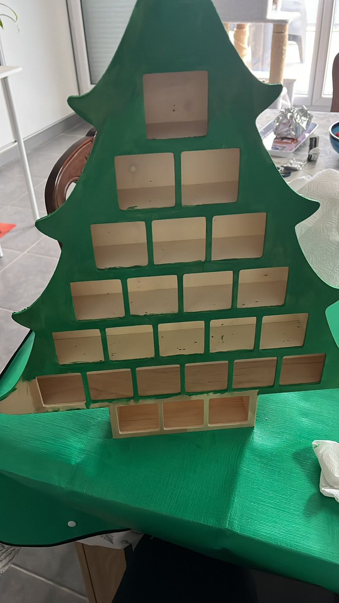 ElisaStark31's tweet image. Le lutin commence ses préparatifs… #loisirscreatifs #calendrieravent #coloretonfil