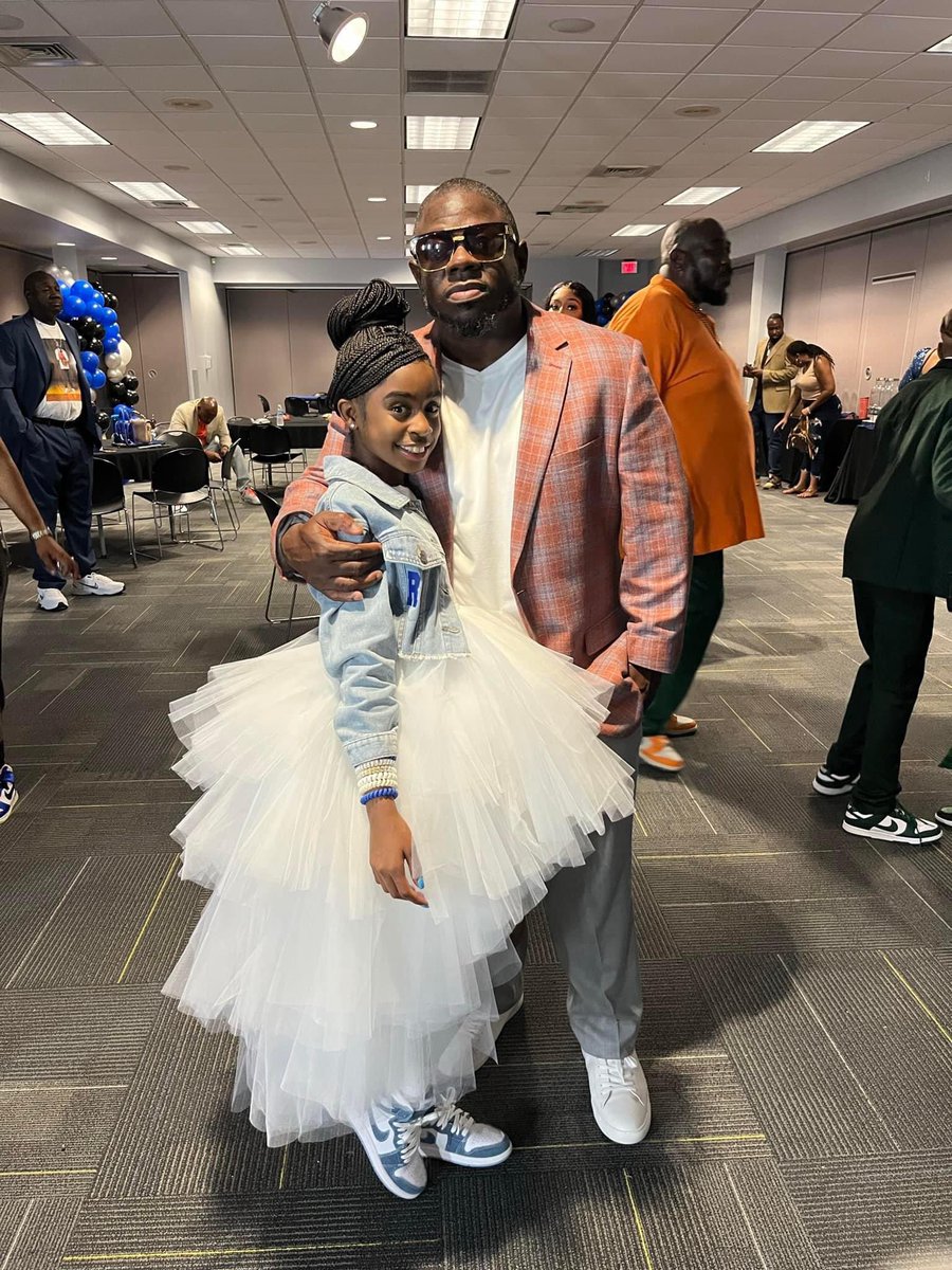 Coach2Bless's tweet photo. Today marks the day that my best friend was killed as an innocent bystander leaving behind two beautiful daughters.
RO Iโll never be able to replace you but as the only friend to make me a God Daddy iโm gonna stand in the gap and stand on business. #LLRO https://t.co/YZ8xzkP2Ul