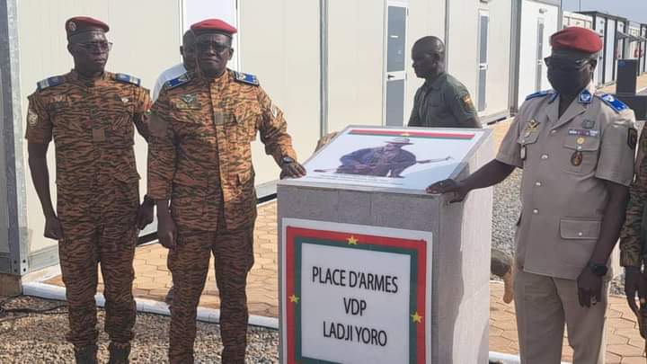 burkina24's tweet photo. 🔴 #BurkinaFaso Ladji Yoro, une icône de la lutte antiterroriste, immortalisé à la Brigade des VDP 

https://t.co/c5Ec4WU8dC https://t.co/Cqlur7UESD