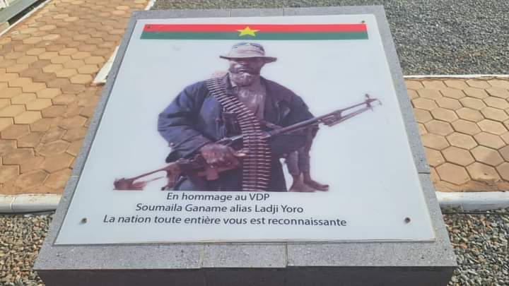 burkina24's tweet photo. 🔴 #BurkinaFaso Ladji Yoro, une icône de la lutte antiterroriste, immortalisé à la Brigade des VDP 

https://t.co/c5Ec4WU8dC https://t.co/Cqlur7UESD