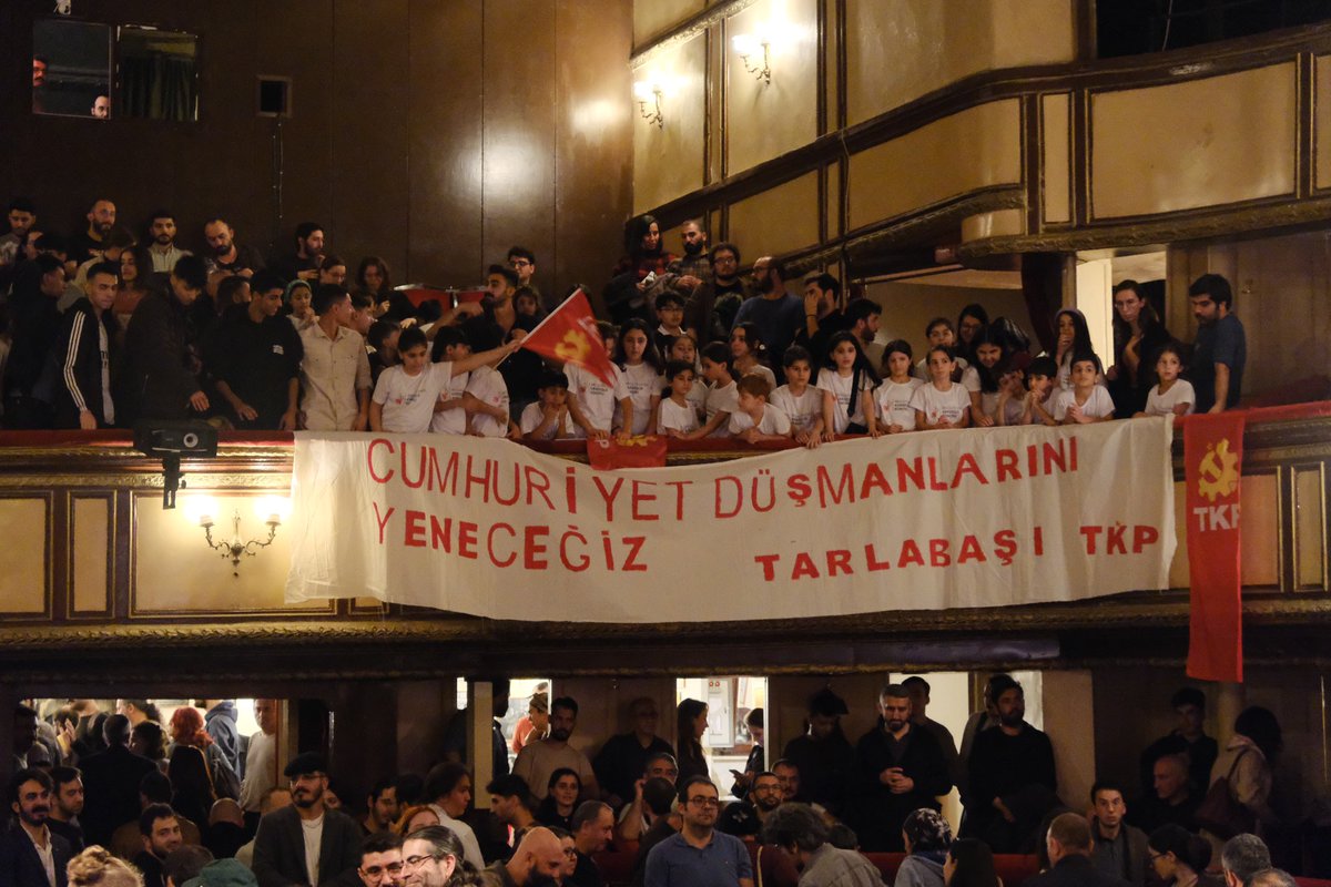 h_muratonur's tweet photo. Kahrolsun saltanat, yaşasın Cumhuriyet, yaşasın çocuklar 🇹🇷🚩

#tkp #cumhuriyet #sosyalizm #beyoğlu @tkpninsesi https://t.co/gP3MSDfj0g