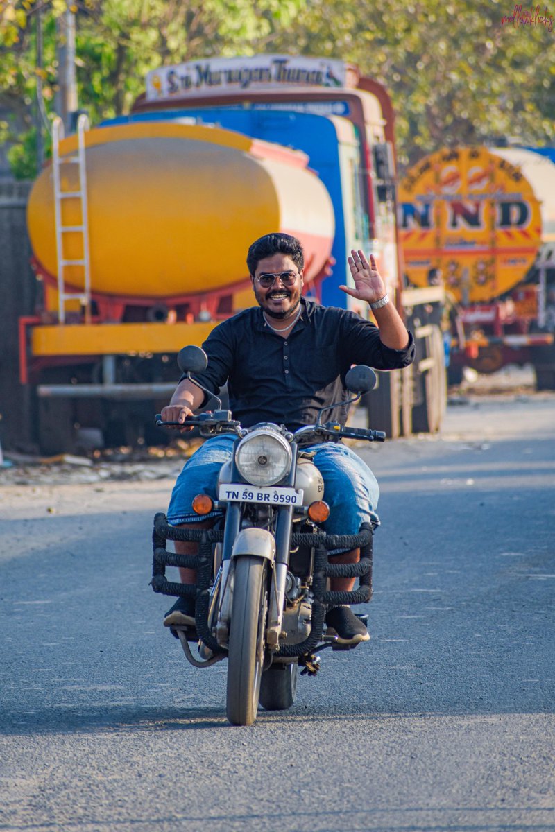 U2Brutus_off's tweet photo. இன்னைக்கு நாமெல்லாம் தற்குறி விஜய போட்டு பொளக்குறோம்னா அதுக்கெல்லாம் விதை போட்டது இந்த ID தான். தவெக கட்சி ஆரம்பிக்கிறேன்னு சொல்லி உறுதிமொழி விட்ட அடுத்த நாள் யார் வேணாலும் அரசியலுக்கு வரலாம்னு எல்லாரும் கருத்து சொல்லிகிட்டு இருந்தப்ப… முதல் ஆளா “ஏன் விஜய் அரசியலுக்கு வரக்கூடாது”னு கரிகாலனோட Tribes சேனலுக்கு பேட்டி க��டுத்தாப்ல.. நீ என்னா மீட்பரா எங்கள வந்து காப்பாத்தனு கேட்டாப்ள… இன்னைக்கு எழுச்சி தமிழர் திருமா, தோழர் மருதையன் வர எல்லாருமே விஜய் உடல் மொழிய, பேசுன தோரணைய வச்சு அதே கேள்விய கேக்குறாங்க… 

விஜயின் தற்குறி அரசியலை ஆரம்பம் முதலே தோலுறித்த மில்ட்டனுக்கு வாழ்த்துகள்… பயணம் தொடரட்டும் ❤️

@Milton_Off @tvkvijayhq