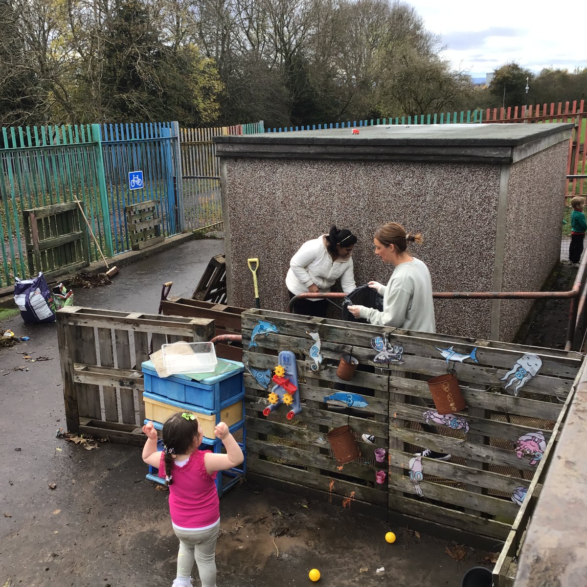 StAndrewsNCML6's tweet photo. Thank you to our wonderful parents who joined us this afternoon for our first garden tidy day. The garden is looking lovely and we have ticked off a few little jobs that were needing done. 🛠️🧹😀 https://t.co/riYvEPWzlH