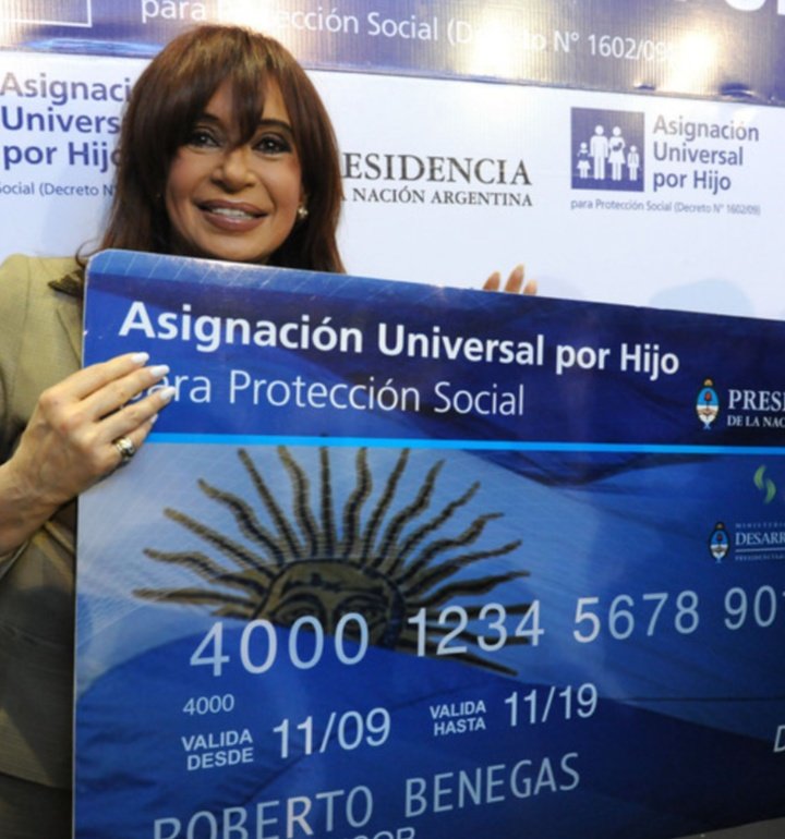 NickyTejeda's tweet photo. "La enorme diferencia entre hoy y hace 15 años, es q en aquel momento los trabajadores registrados cobraban el mismo monto de asignación por hijo que la AUH, Y NO ERAN POBRES. Que la cuenten como quieran..."

Cristina... https://t.co/m7IlHbsiIp